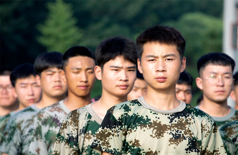 2021年7月6日，88858cc永利北京集团百名应届大学生褪下便服换上军装，在训练场上接受为期2天的军训，享受入职前的第一份美好记忆。